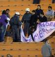 Policias retiram faixa da torcida da Fiorentina no Pacaembu  Foto: Alan Morici / Terra