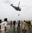 <p>Helicóptero da Marinha do Paquistão retira o corpo de uma vítima que se afogou na praia de Clifton, em Karachi, no Paquistão, nesta quinta-feira, 31 de julho</p>  Foto: Fareed Khan / AP