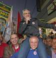 Suplicy, 73 anos, colocou Padilha nos ombros e caminhou com ele no meio da multidão  Foto: Paulo Pinto / Analítica / Divulgação