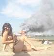 Ao lado de incêndio, jovem de biquiíni ainda não foi identificada  Foto: Imgur  Yoko8th / Reprodução