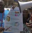 <p>Um trabalhador UNICEF segura&nbsp;um cartaz com informa&ccedil;&otilde;es para evitar o ebola em Conacri, capital da Guin&eacute;</p><p>&nbsp;</p>  Foto: UNICEF/La Rose / Reuters