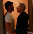 Cláudio e Léo se encontram escondidos  Foto: TV Globo / Divulgação