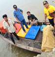 <p>O corpo de um homem vítima do naufrágio é resgatado no norte de Sumatra, na Indonésia, em 1º de agosto</p>  Foto: AP