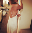 Lindsay Lohan posa com vestido decotado  Foto: Instagram / lindsaylohan / Reprodução