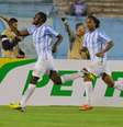 Joel e Celsinho correm para comemorar com a torcida o primeiro gol do Londrina  Foto: Celio Messias / Gazeta Press