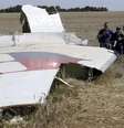 <p>Membros do grupo de especialistas internacionais inspecionam destroços de avião da Malásia que caiu na Ucrânia</p>  Foto: Sergei Karpukhin / Reuters
