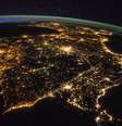 <p>A Península Ibérica vista do espaço durante a noite</p>  Foto: Nasa