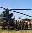 Peritos se encaminham para área onde avião foi derrubado na Ucrânia nesta sexta-feira  Foto: ALEXEY KRAVTSOV / AFP
