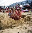 A foto tirada em 1994 mostra Wheeler construindo um barco de areia e, ao fundo, Aimee também é vista brincando na areia com seus familiares  Foto: SWNS / Reprodução