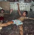 Rapazes transformaram sala do apartamento em uma grande piscina  Foto: East2West News / Reprodução