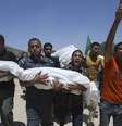 <p>Palestinos carregam os corpos de crian&ccedil;as mortas durante ataques israelenses no sul da Faixa de Gaza, em 29 de julho</p>  Foto: Ibraheem Abu Mustafa / Reuters