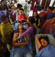 <p>Vítimas do deslizamento esperam para ser atendidas em um hospital em Katmandu, Nepal, em 2 de agosto</p>  Foto: AP