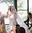 <p>Irmãs Olsen criaram vestido em parceria com a noiva, também estilista, Molly Fishkin</p>  Foto: Instagram @heatherkincaidphoto / Reprodução