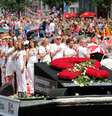 <p>Para a homenagem,&nbsp;cerca de cinquenta ativistas vestiram-se&nbsp;de branco</p>  Foto: Bas Czerwinski / AFP