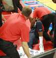  Paul George sofreu uma grave lesão em jogo-treino em Las Vegas  Foto: AP