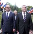 Hollande e Gauck percorreram juntos a "trincheira de honra" que leva à cripta do Monumento de Hartmannswillerkopf, em memória às vítimas do conflito  Foto: Pool / Reuters