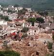 <p>Muitos sobreviventes esperam pela chegada de rem&eacute;dios e comida em caminhos lamacentos</p>  Foto: China Daily / Reuters