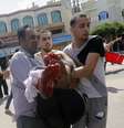 <p>Palestinos carregam um homem ferido após o ataque israelense contra uma escola da ONU, em Rafah, no sul da Faixa de Gaza, em 3 de agosto</p>  Foto: SAID KHATIB / AFP