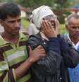 <p>Um homem chora pelos parentes mortos em um deslizamento de terra na vila de Malin, em Maharashtra, em 1º de agosto</p>  Foto: Shailesh Andrade / Reuters