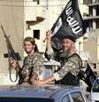 <p>Insurgentes do Estado Isl&acirc;mico exibem suas armas nas ruas de&nbsp;Sinjar, no Iraque</p>  Foto: Reuters