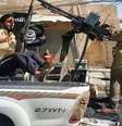 <p>Insurgentes do Estado Isl&acirc;mico patrulham ruas da cidade de Sinjar</p>  Foto: Twitter