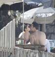 Daniel de Oliveira e Sophie Charlotte trocam beijos em praia  Foto: Delson Silva / AgNews