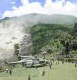 <p>Helicópteto do exército do Nepal aterrissa perto da área do deslizamento de terra no distrito de Sindhupalchowk, em 2 de agosto</p><p> </p>  Foto: Nepal Army / Reuters