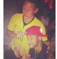 Schweinsteiger veste camisa 10 autografada por Neymar em Ibiza  Foto: Reprodução