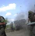 <p>Soldados ucranianos disparam contra separatistas pró-russos durante uma operação militar, em 2 de agosto</p>  Foto: Maks Levin / Reuters