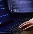 <p>Depois de inserida duas senhas ligadas ao malware, a máquina começa a expelir dinheiro, laranjas recolhem a quantia e fogem</p>  Foto: Thinkstock