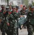 Soldados transportam mais um ferido após o terremoto que atingiu o sudoeste da China  Foto: Xinhua/Zhang Guangyu / AP