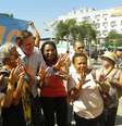 <p>Crivella se posiciona ao lado de eleitores para posar com o número dez, seu número como candidato no Rio</p>  Foto: Juliana Prado / Terra