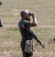 Separatistas pró-russos e equipe de legistas continuam trabalho de busca e identificação de restos em região ucraniana onde avião malaio caiu  Foto: Sergei Karpukhin / Reuters