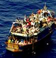 Marinha italiana resgata 2.700 imigrantes e recupera dois corpos  Foto: MARINA MILITARE / AFP