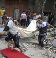 <p>Palestinos carregam o corpo de uma mulher retirado dos escombros de uma casa que segundo testemunhas foi destruída em um bombardeio de Israel, na Faixa de Gaza</p>  Foto: Ibraheem Abu Mustafa / Reuters