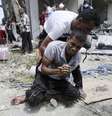 Palestino se desespera depois que corpo da mãe foi encontrado nos escombros de casa que, segundo testemunhas, foi derrubada por ataque de Israel na Faixa de Gaza. 04/08/2014  Foto: Ibraheem Abu Mustafa / Reuters