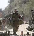 Soldados israelenses voltam de Gaza para Israel nesta segunda-feira.  Foto: Baz Ratner / Reuters