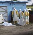 <p>Agentes da sa&uacute;de, com vestimentas especiais de prote&ccedil;&atilde;o, se preparam para trabalhar, no lado de fora de uma unidade de isolamento, em Lofa, na Lib&eacute;ria</p>  Foto: Ahmed Jallanzo / Reuters