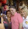 <p>Depois do almoço, Garotinho caminhou no camelódromo atrás da Central do Brasil e tirou fotos com eleitores</p>  Foto: Facebook/garotinhooficial / Reprodução