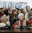 <p>Estela de Carlotto celebra o aparecimento do neto desaparecido durante a ditadura argentina</p>  Foto: Victor R. Caivano / AP