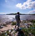 <p>Homem caminha sobre o lixo &agrave; beira da Ba&iacute;a de&nbsp;Guanabara</p>  Foto: Buda Mendes / Getty Images 