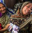 Mulher chora por ter irmão desaparecido em acidente com embarcação em Bangladesh  Foto: Munir uz ZAMAN / AFP