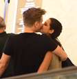 Michel Teló e Thaís Fersoza trocam beijos ao sair de jantar em shopping no Rio de Janeiro  Foto: Henrique Oliveira  / AgNews