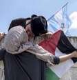 <p>A polêmica foto mostra um judeu e uma palestina se beijando</p>  Foto: Twitter