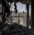 Homem anda entre os destroços de Gaza após 29 dias de conflitos com Israel  Foto: MARCO LONGARI / AFP