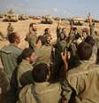 Soldados comemoram retorno a Israel após retirada de tropas da Faixa de Gaza para trégua  Foto: Baz Ratner / Reuters