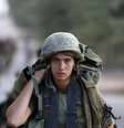 Soldado israelense caminha em retirada por cessar-fogo de 72 horas estabelecido a partir desta terça-feira  Foto: Baz Ratner / Reuters