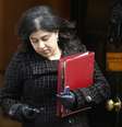 Sayeeda Warsi não concorda com a política oficial britânica sobre o conflito na Faixa de Gaza  Foto: Olivia Harris / Reuters