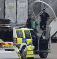 <p>Um homem é escoltado pela polícia para fora do avião da Qatar Airways, no aeroporto de Manchester, norte da Inglaterra, nesta terça-feira, 5 de agosto</p>  Foto: Andrew Yates / Reuters