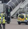 Homem é retirado pela polícia de um avião da Qatar Airways no aeroporto de Manchester, na Inglaterra. 5/08/2014.  Foto: Andrew Yates / Reuters